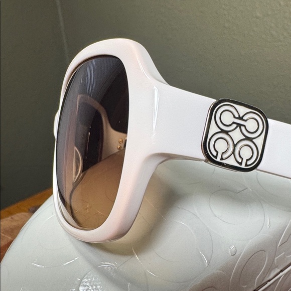 COACH KIT WHITE SUNGLASSES WITH OP ART HARD SHELL CASE - Picture 10 of 14